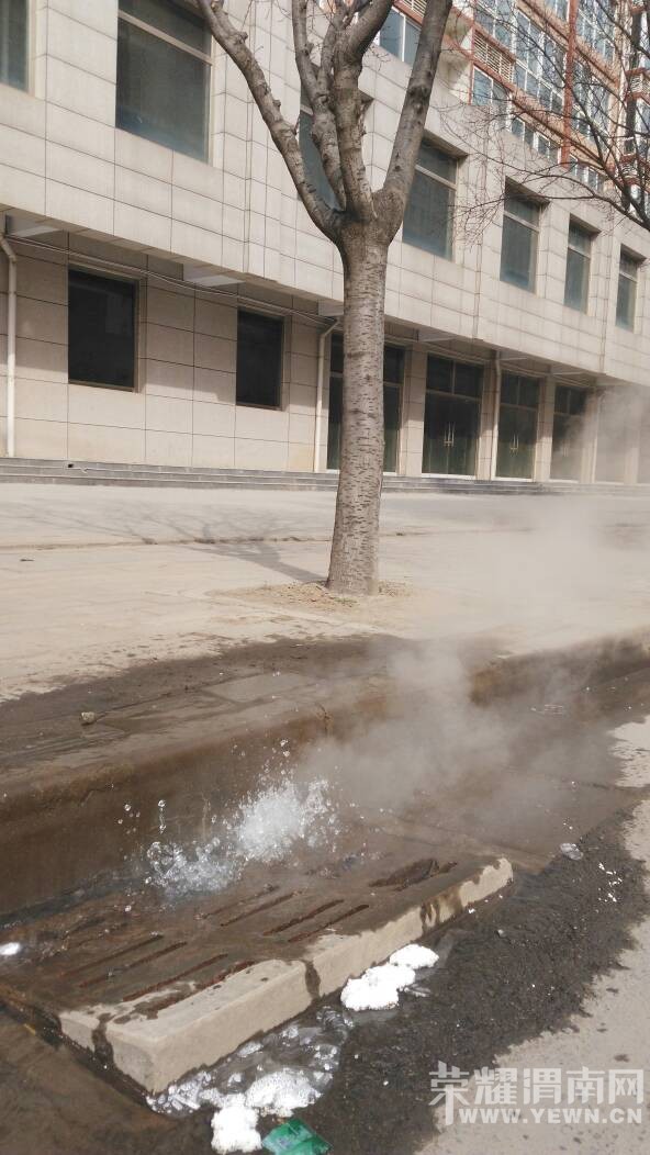 ����С�����Ÿ�����ˮ����ͣ��ð��ˮ��������˶�û�˹ܣ�