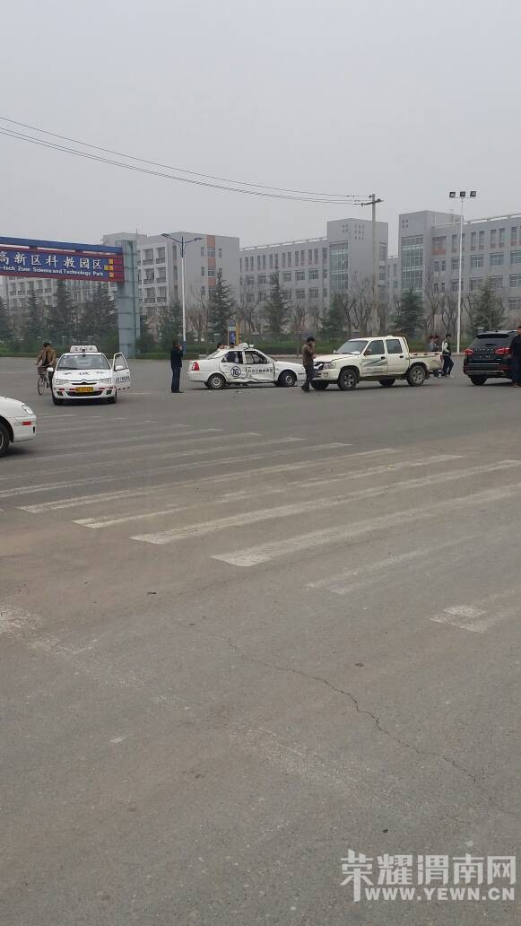 ����ʯȪ·�Ͽ����Ŀ��Գ��ƺ���ײ�ˣ������ĸ���ù�������ˣ�