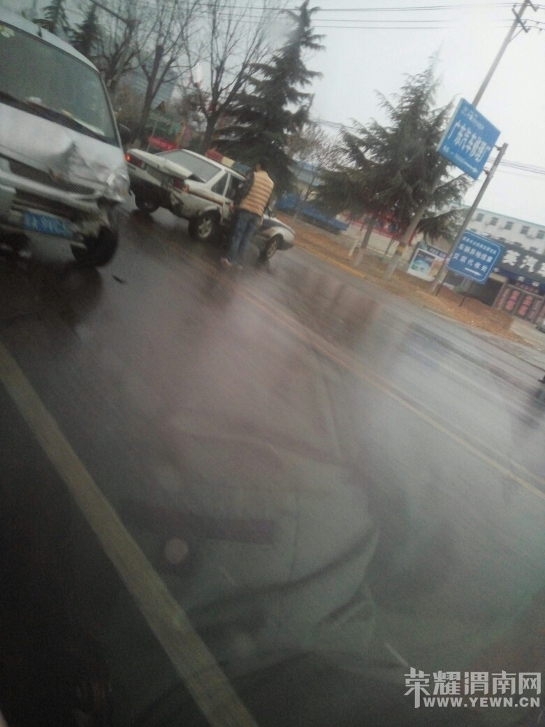 �ѳ���ӭ��·����·�Σ�һ������;���������ײ��