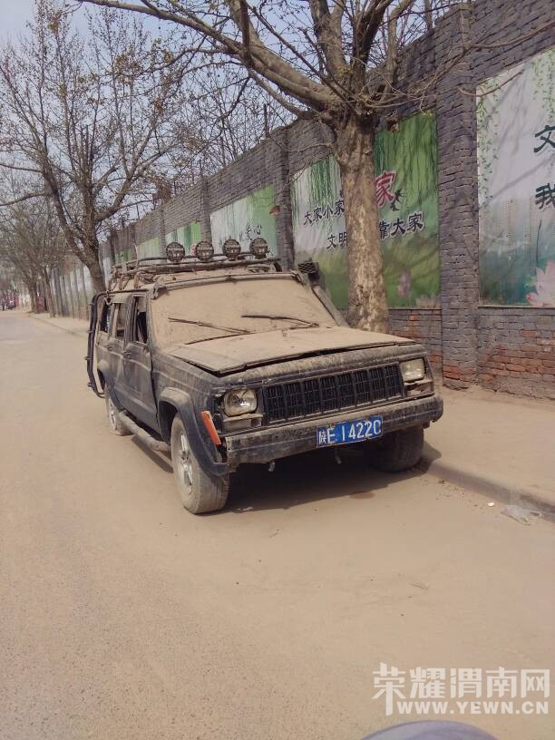 ����·����ʵ��Сѧ�ſڣ�һ����ʬ�����˺ü����ˣ�˭Ҫ��