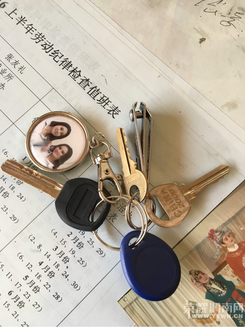 ��μ��������ˮ��˾�ſڼ�һ��Կ�ף������죡