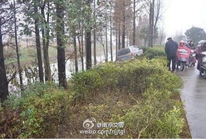 С��ѧ���翪������Ů�� ��ײ�̻���ͷ������