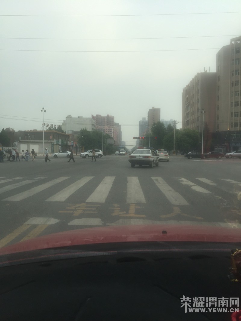 ��ʢ·ʮ��·�ڽ���Ƶ��ſڽ��Ϸ�·�ˣ���֪ʲô�����