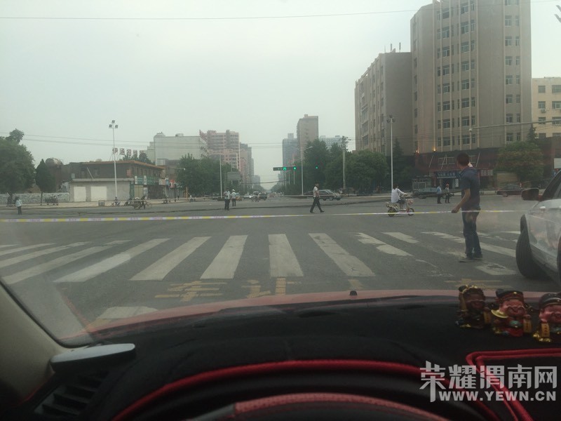 ��ʢ·ʮ��·�ڽ���Ƶ��ſڽ��Ϸ�·�ˣ���֪ʲô�����