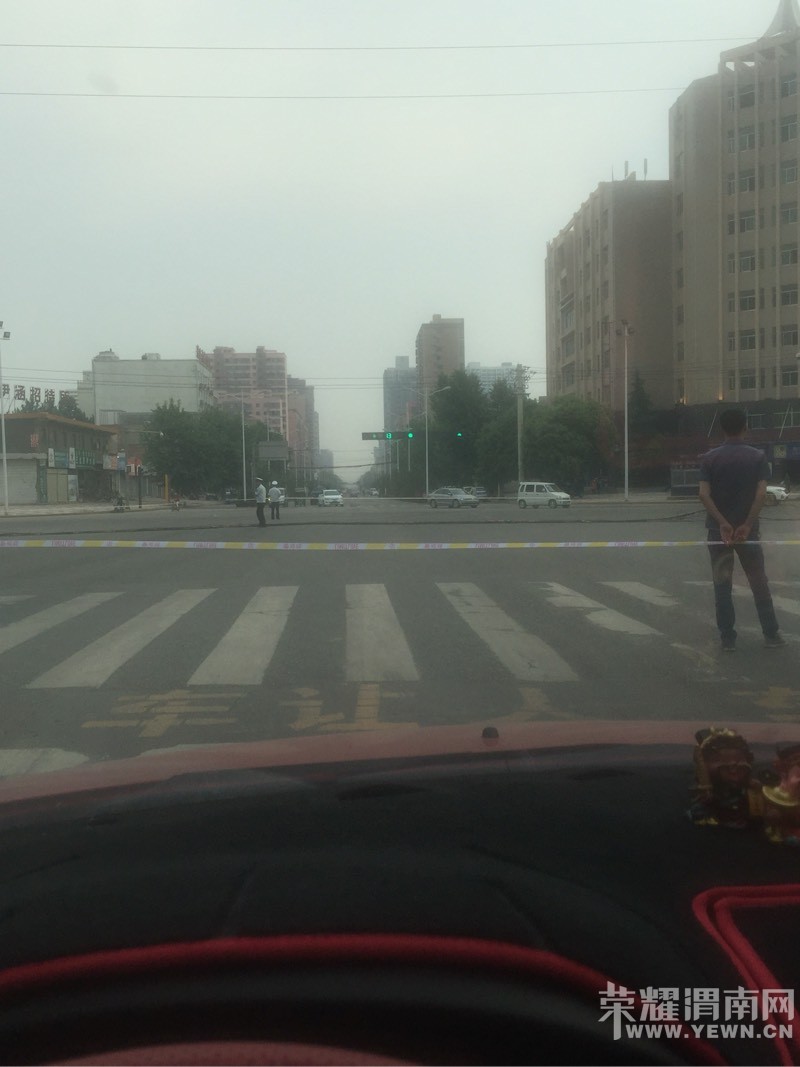��ʢ·ʮ��·�ڽ���Ƶ��ſڽ��Ϸ�·�ˣ���֪ʲô�����