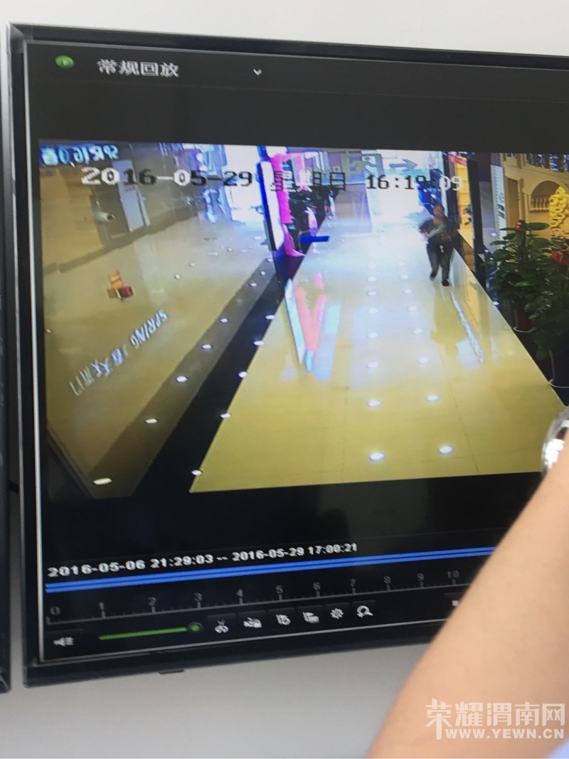 ����·���콨���г���С͵��Ȼ�����Ŀ�ŵ���