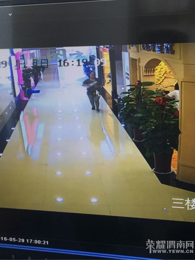 ����·���콨���г���С͵��Ȼ�����Ŀ�ŵ���