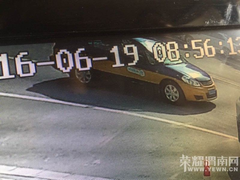 ˭�����ڳ��⳵�ϼ�һ��ƻ���ֻ��������������⣡