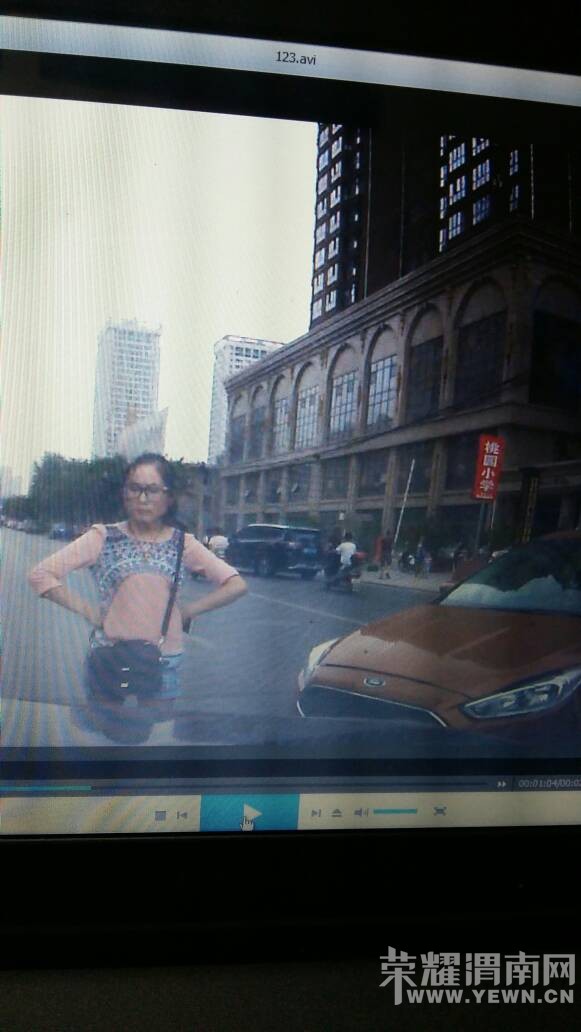 ���Ƴ�ײ�����ݣ���Ұ�������һ�£�����ʶ����