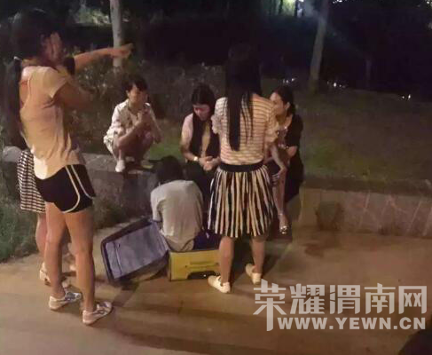 �������ֺ���Ů���������·�� �������ܱ�ץ��ͼ��