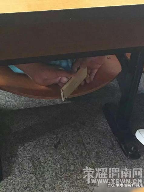 ��ѧ����Ȼ������ô���������飬�ڽ���͵��Ů��ȹ�ף�