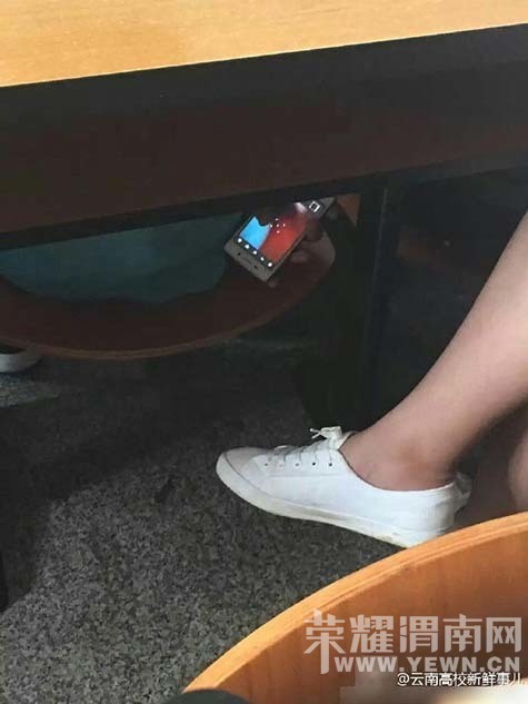 ��ѧ����Ȼ������ô���������飬�ڽ���͵��Ů��ȹ�ף�