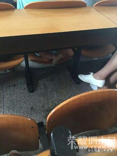 ��ѧ����Ȼ������ô���������飬�ڽ���͵��Ů��ȹ�ף�