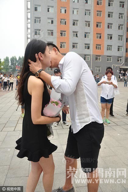 �ӱ����ӿ���ɯ���ٵ���ѧУ԰�󰮳ɹ����� ͼ��