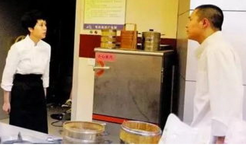 μ��һ���˴����ʦͱ���β� ���ݰ��ͷ����ʦ����