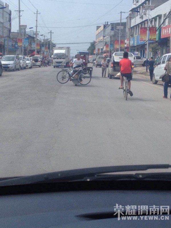 ����·�����нֵ���ͻȻ������ǰһĻ��������Ѻ���