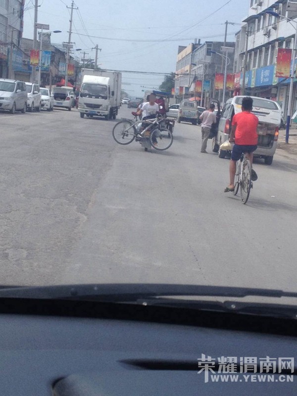 ����·�����нֵ���ͻȻ������ǰһĻ��������Ѻ���