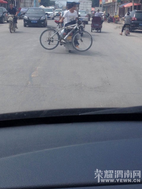 ����·�����нֵ���ͻȻ������ǰһĻ��������Ѻ���