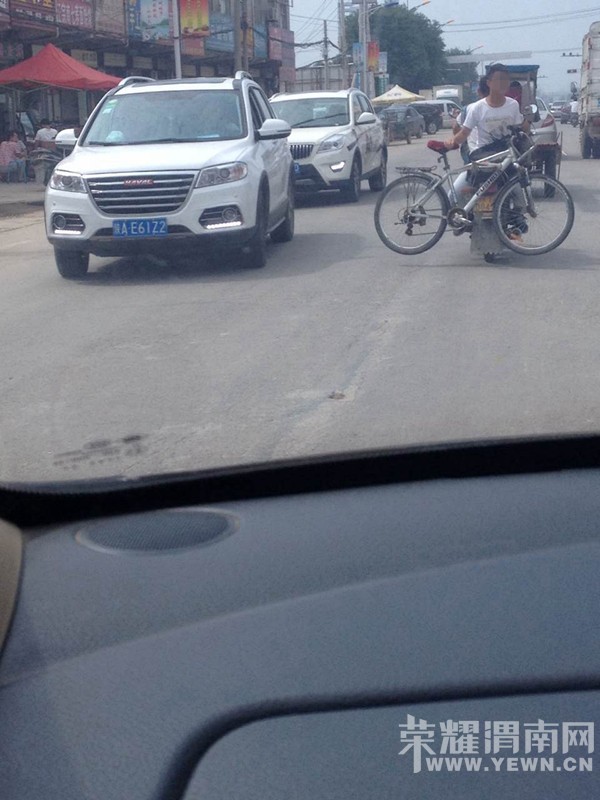 ����·�����нֵ���ͻȻ������ǰһĻ��������Ѻ���