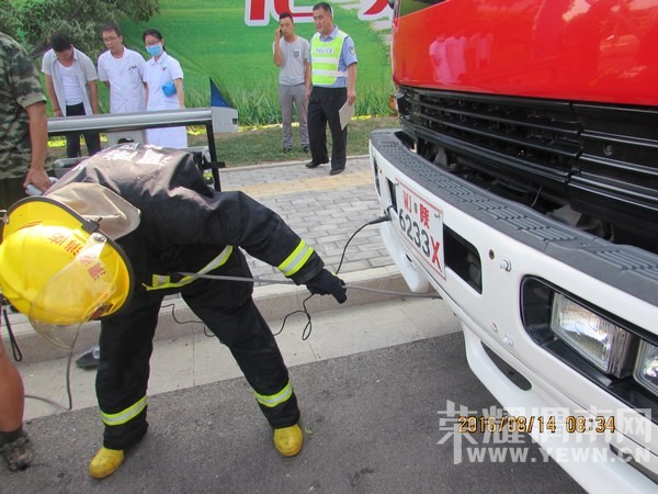 水泥罐车侧翻   渭南消防紧急救援 水泥罐车侧翻   渭南消防紧急救援
