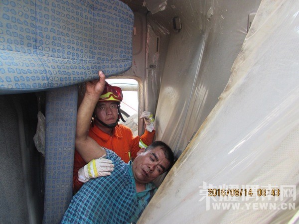 水泥罐车侧翻   渭南消防紧急救援 水泥罐车侧翻   渭南消防紧急救援