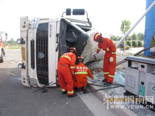 水泥罐车侧翻   渭南消防紧急救援 水泥罐车侧翻   渭南消防紧急救援