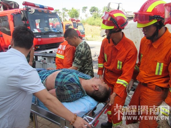 水泥罐车侧翻   渭南消防紧急救援 水泥罐车侧翻   渭南消防紧急救援