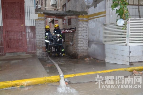 渭南消防救民于水灾  守护百姓家园 渭南消防救民于水灾  守护百姓家园