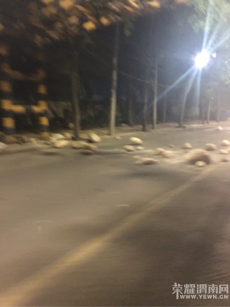�ĺ���������·����·�Ÿ�ǰ��ʯͷ���������ˣ���Σ�գ�
