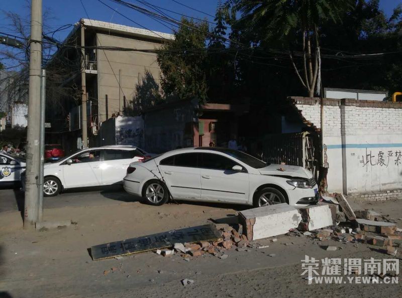 ����·����С�����ſڣ�����CCײ�����ſڵ�Χǽ�ϣ�