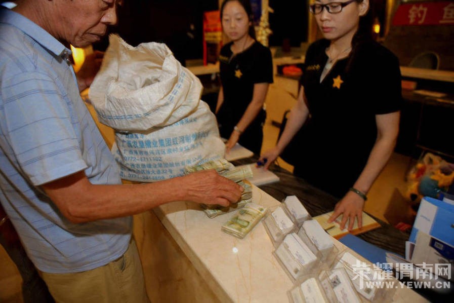 �������˿�������Ǯ�� ��¥С�㾪����! 