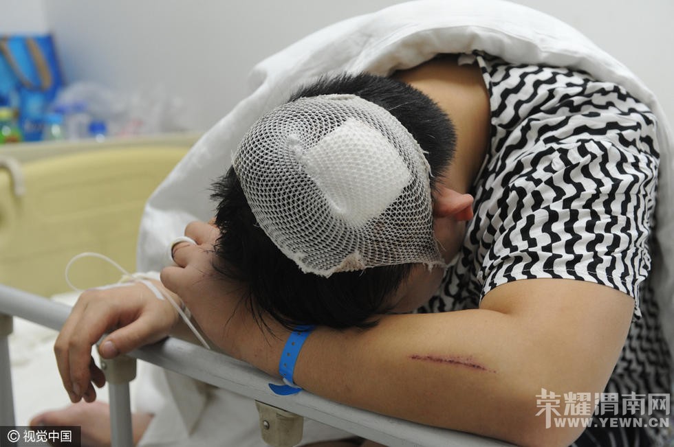 ҵ��С���ſ���ɳ�ӱ�һ���˴����