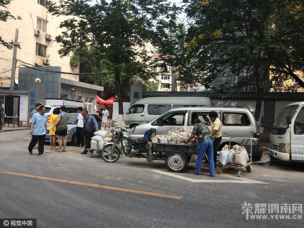 ҵ��С���ſ���ɳ�ӱ�һ���˴����