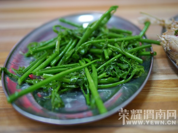 �����Ŷ��˶�ʵ�һ�����У��Ȼ�������