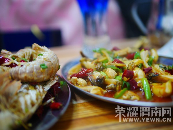 �����Ŷ��˶�ʵ�һ�����У��Ȼ�������