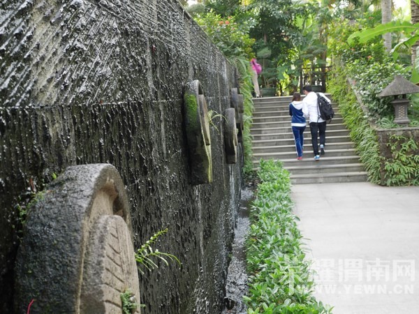 �����Ŷ��˶�ʵ�һ�����У��Ȼ�������