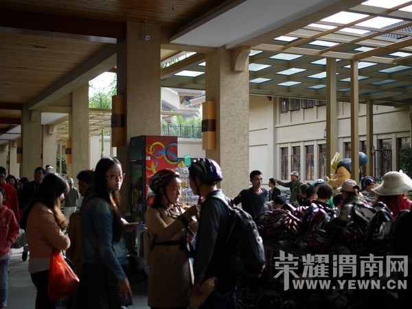 �����Ŷ��˶�ʵ�һ�����У��Ȼ�������