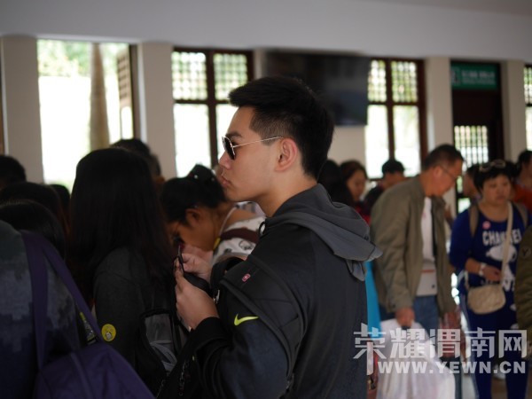 �����Ŷ��˶�ʵ�һ�����У��Ȼ�������