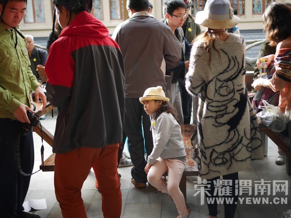 �����Ŷ��˶�ʵ�һ�����У��Ȼ�������