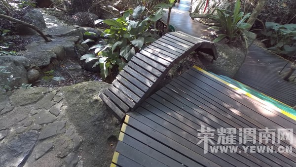 �����Ŷ��˶�ʵ�һ�����У��Ȼ�������