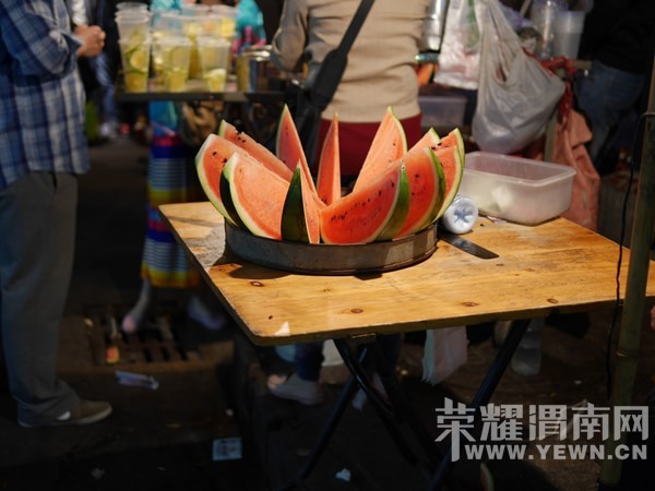 �����Ŷ��˶�ʵ�һ�����У��Ȼ�������