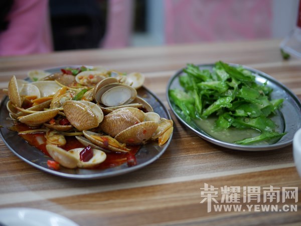 �����Ŷ��˶�ʵ�һ�����У��Ȼ�������