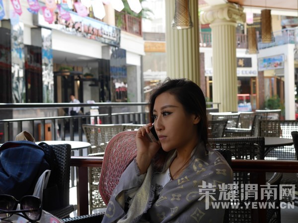 �����Ŷ��˶�ʵ�һ�����У��Ȼ�������