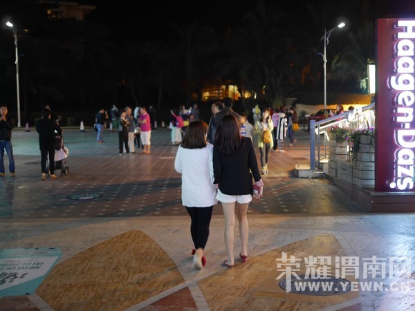 �����Ŷ��˶�ʵ�һ�����У��Ȼ�������