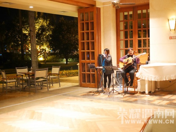 �����Ŷ��˶�ʵ�һ�����У��Ȼ�������