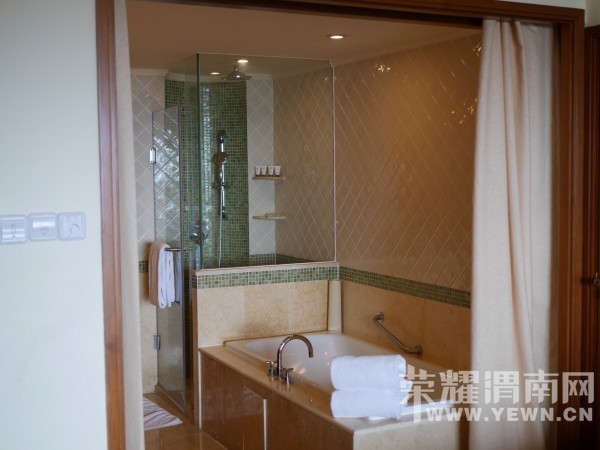 �����Ŷ��˶�ʵ�һ�����У��Ȼ�������