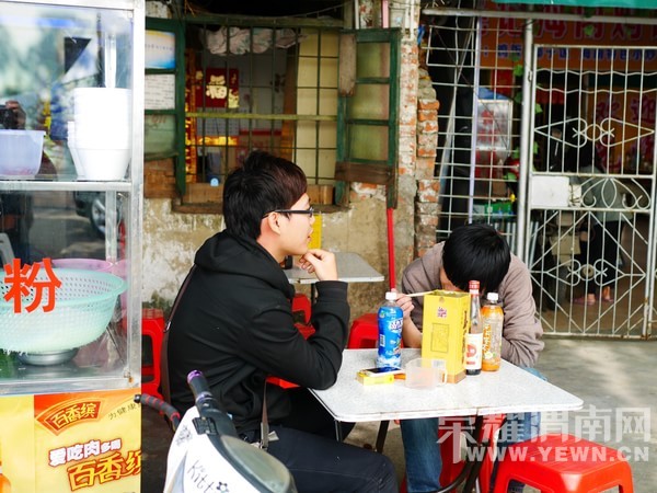 �����Ŷ��˶�ʵ�һ�����У��Ȼ�������