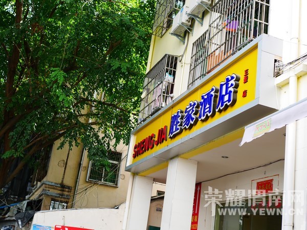 �����Ŷ��˶�ʵ�һ�����У��Ȼ�������