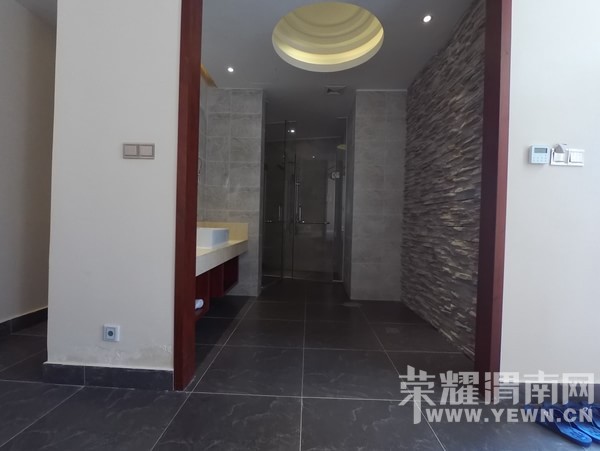 �����Ŷ��˶�ʵ�һ�����У��Ȼ�������