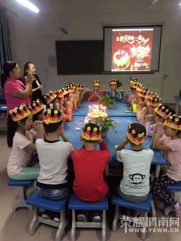 �Ҹ�������ʱ�̣�ѧ������ʦһ���֤��